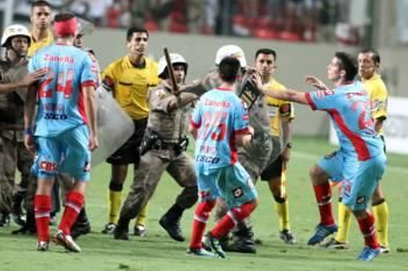 La gresca entre agentes antidisturbios y jugadores del Arsenal. (Foto: PAULO FONSECA)