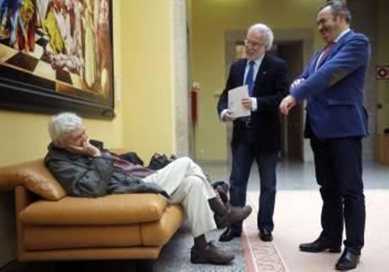 Beiras, Santalices y Balseiro conversan en los pasillos de la Cámara antes de la Junta de Portavoces. (Foto: LAVANDEIRA)