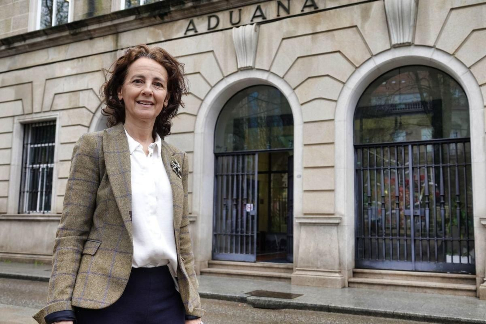 Olga Bobadilla, delegada de la Agencia Tributaria en Vigo, ante la fachada principal del edificio de la Aduana viguesa.