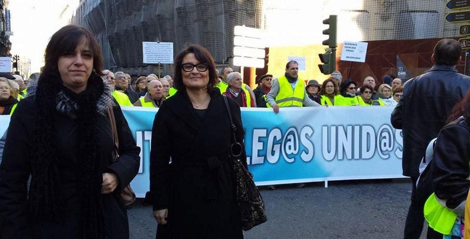La diputada socialista, Laura Seara, durante su encuentro con la manifestación de emigrantes retornados que recorrió hoy Madrid.