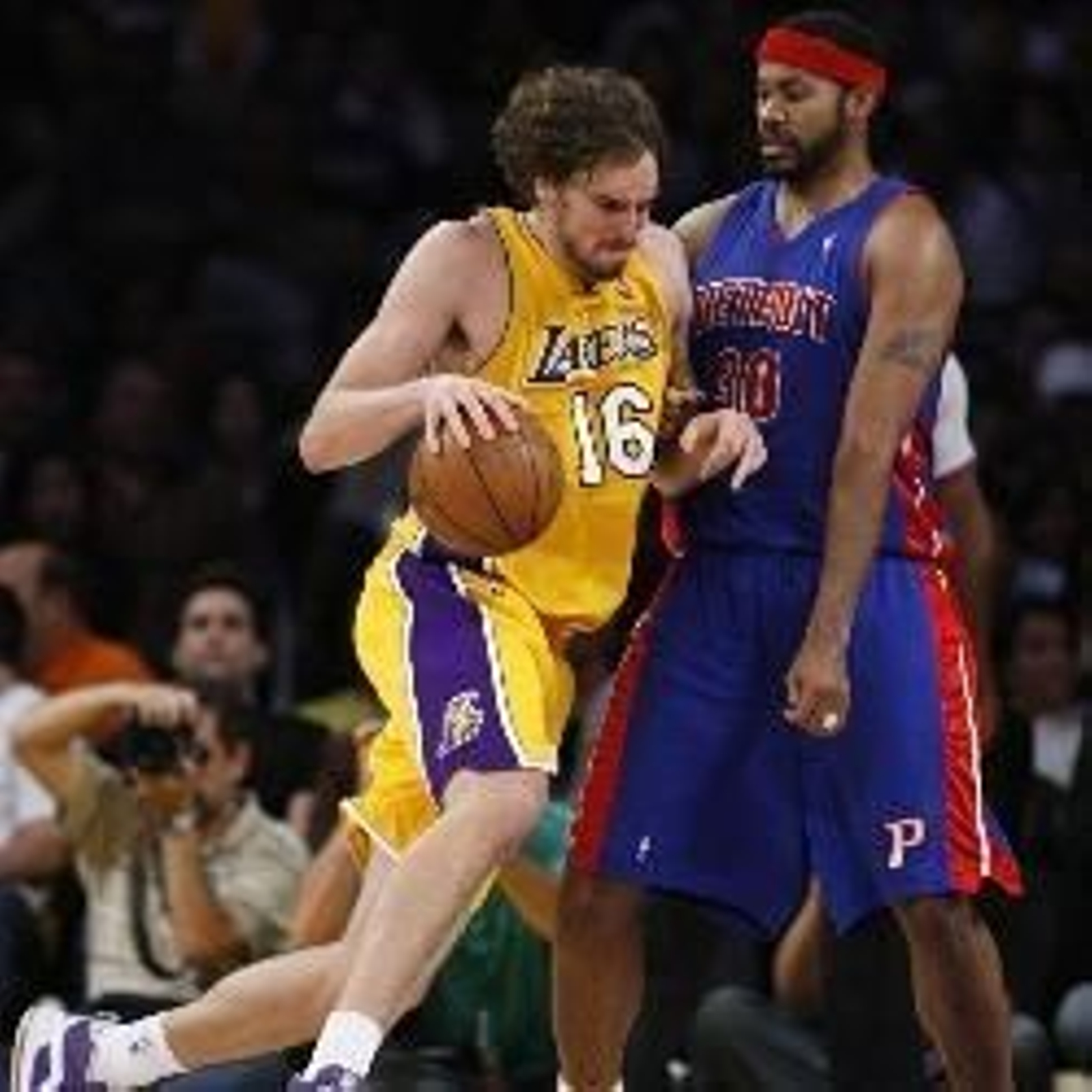 Gasol, con el balón,  trata de abrirse se paso.