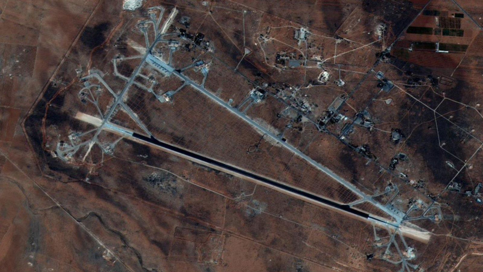Fotografía cedida por el Departamento de Defensa de los Estados Unidos que muestra una vista aérea del aeropuerto al-Shayrat