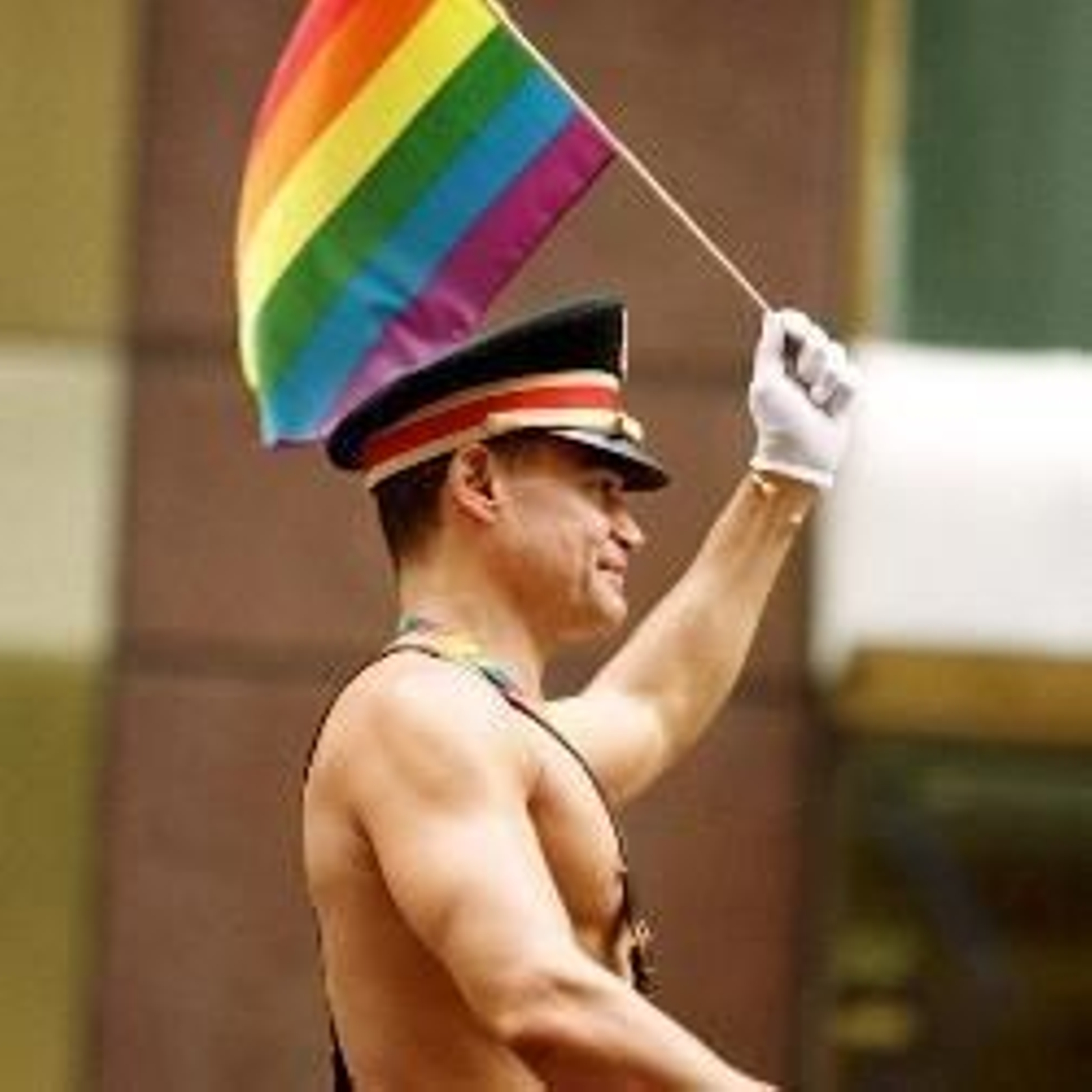 Imagen de un participante en el desfile del Día del Orgullo Gay.