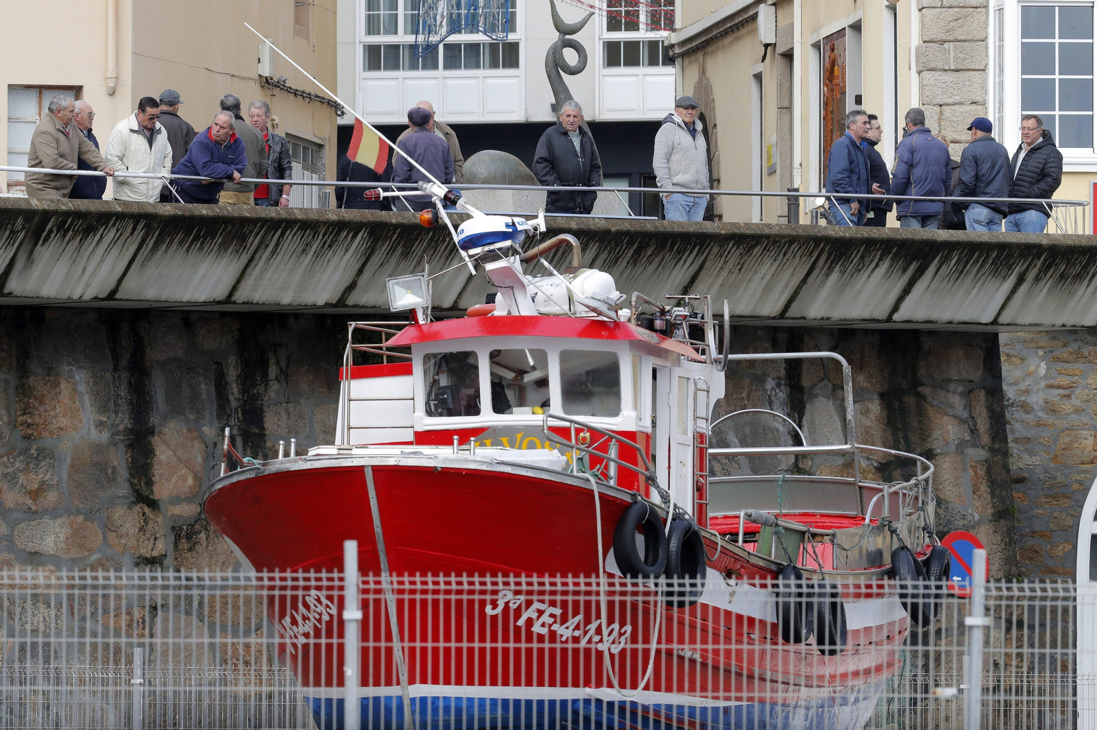 El pesquero "O Silvosa", que se hundió en el propio puerto, fue reflotado ayer tras el suceso.