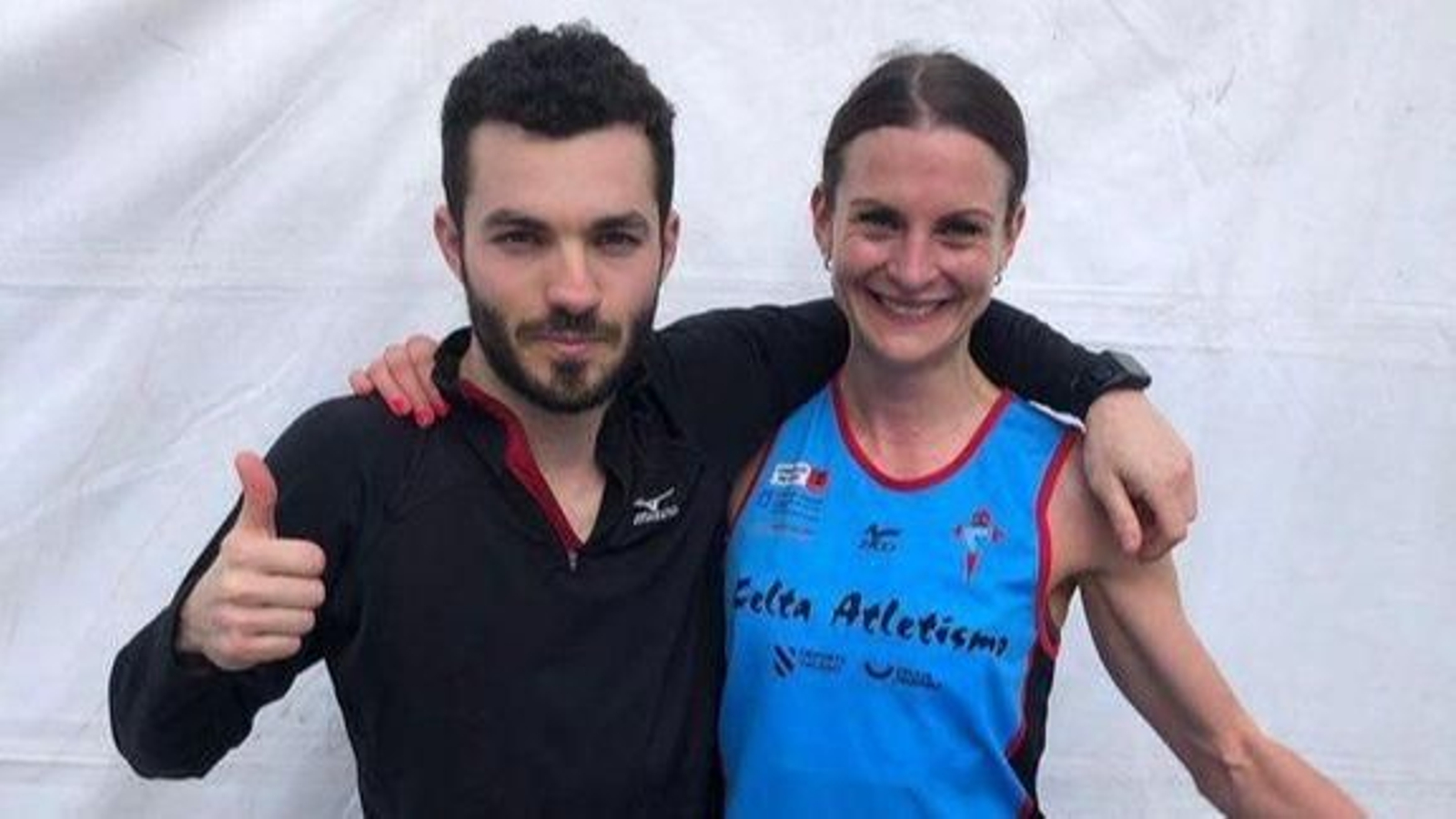 Finot posa, sonriente por su logro, con su entrenador, Manu Ageitos.