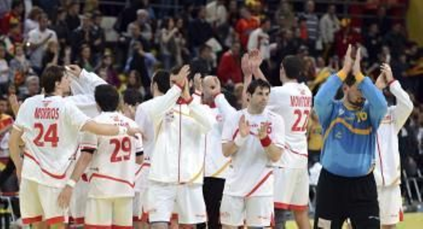 Los jugadores españoles celebran su victoria contra Macedonia durante el partido clasificatorio para el Campeonato de Europa de Dinamarca 2014 (Foto: EFE)