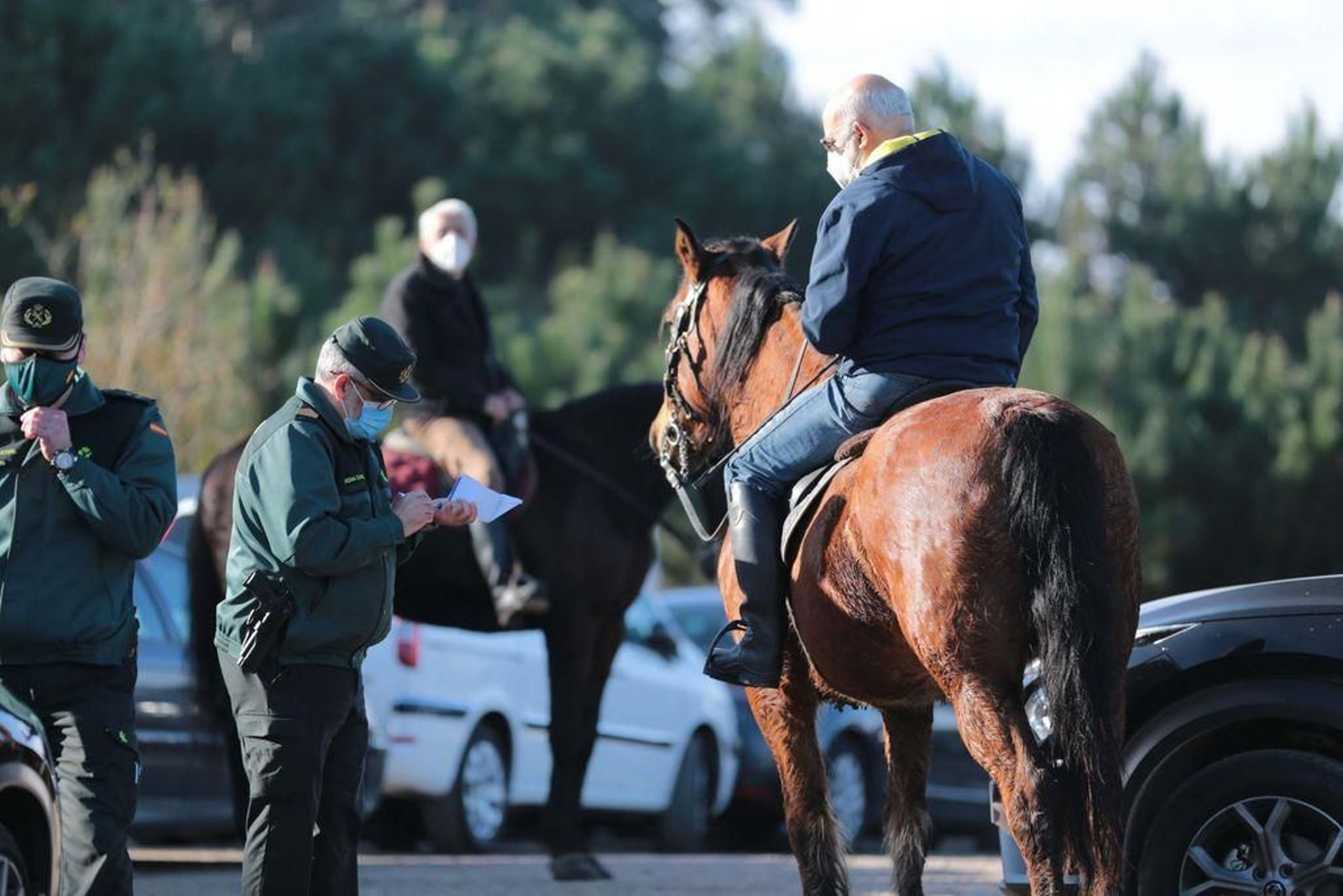 La Guardia Civil identifica a dos caballistas junto a las instalaciones.