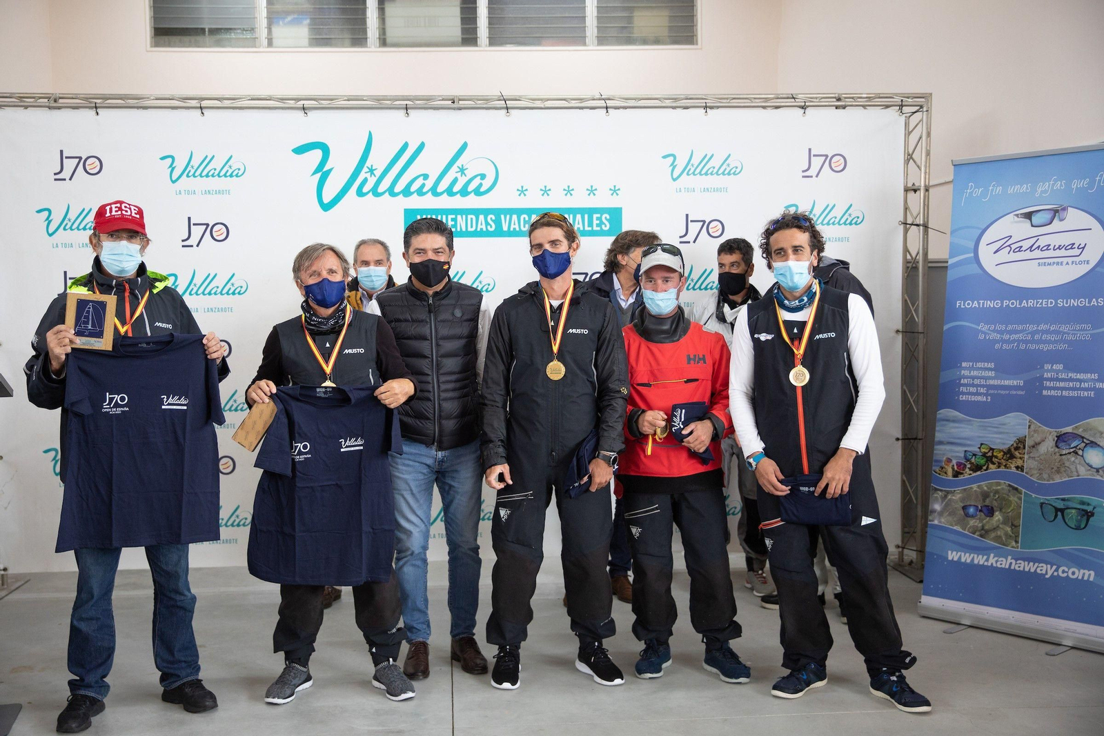 A tripulación do "Noticia" recolle o premio de gañador.