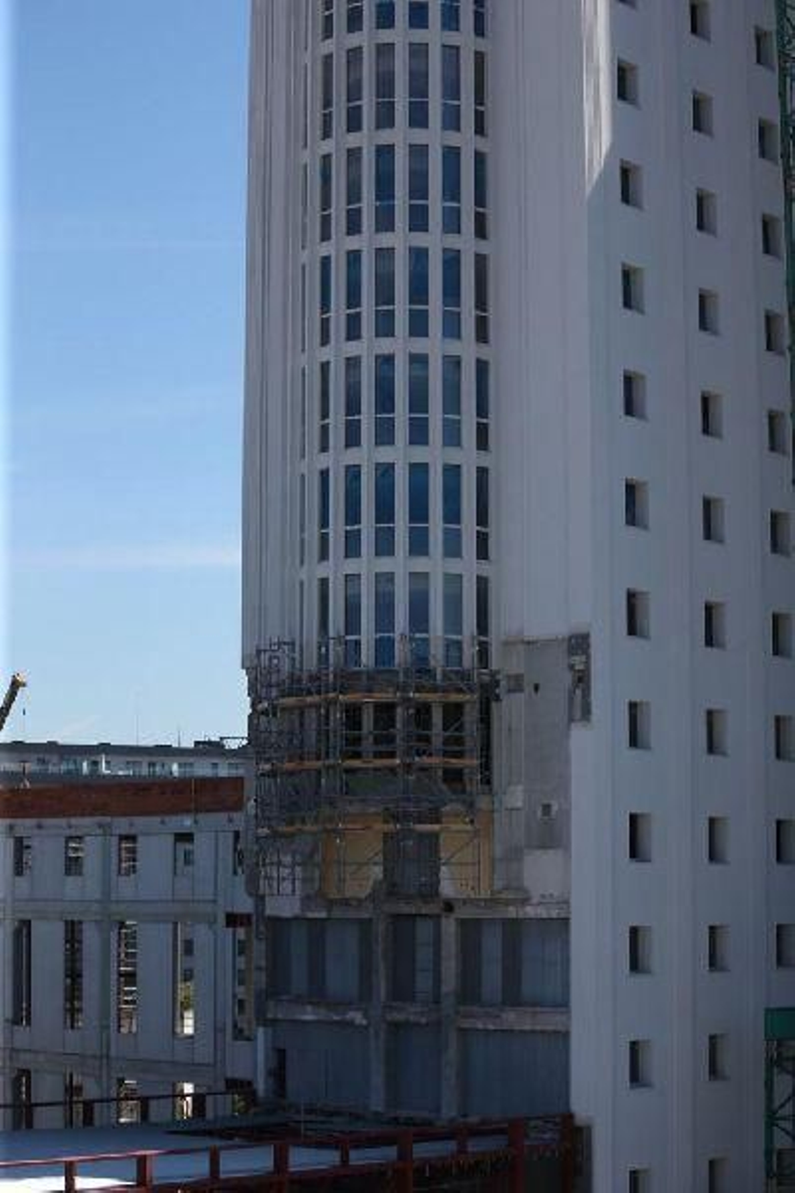 Desmontan la grúa de la Ciudad de la Justicia de Vigo _ Alberte 32