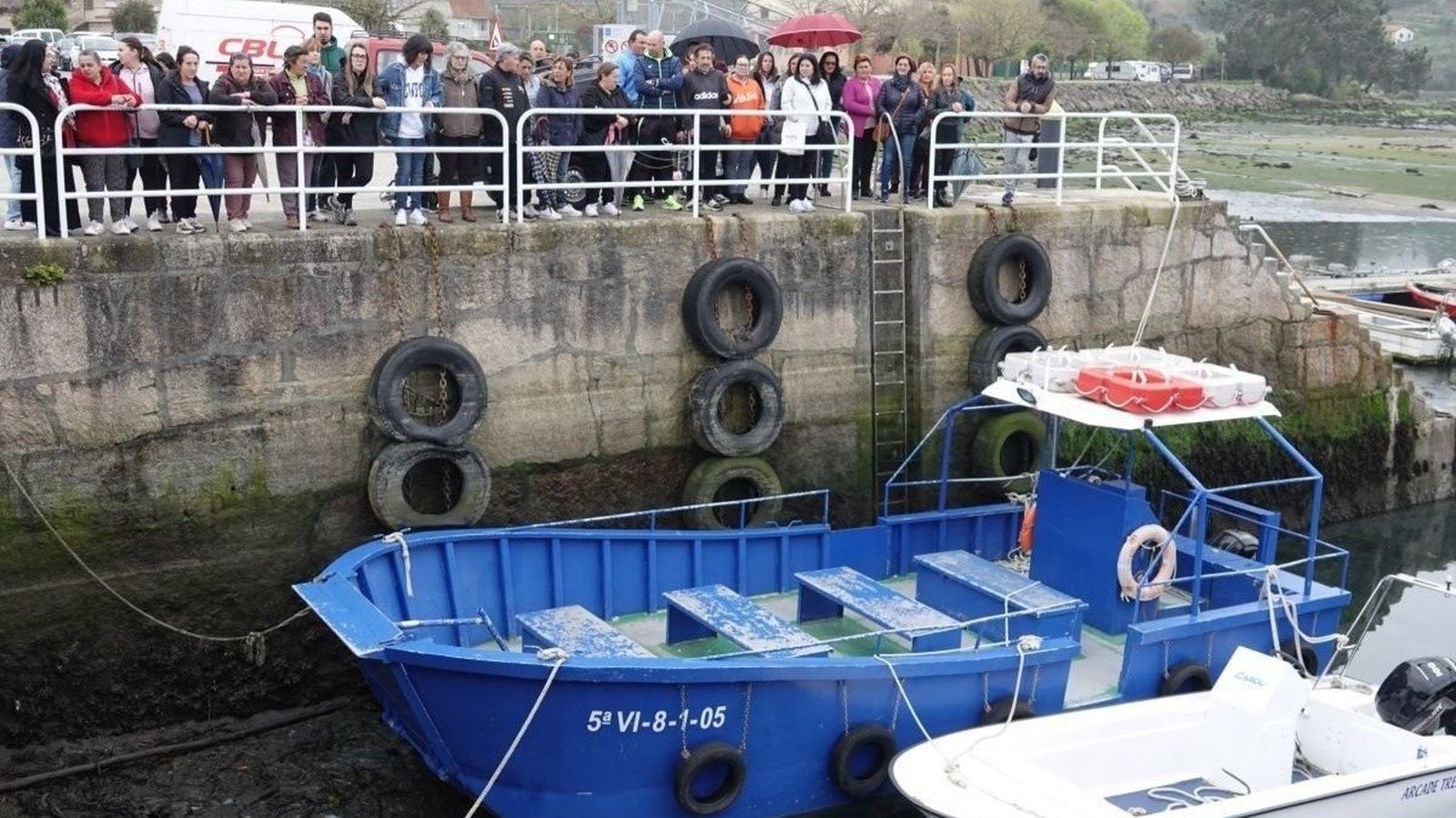 Mariscadoras de a pie junto al barco inutilizado durante una concentración en el mes de marzo.