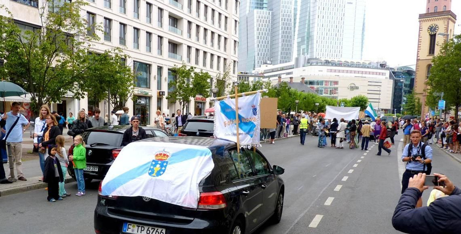 La bandera gallega precedió la actuación de "Follas Novas" en el Desfile de las Culturas 2014, en Frankfurt.