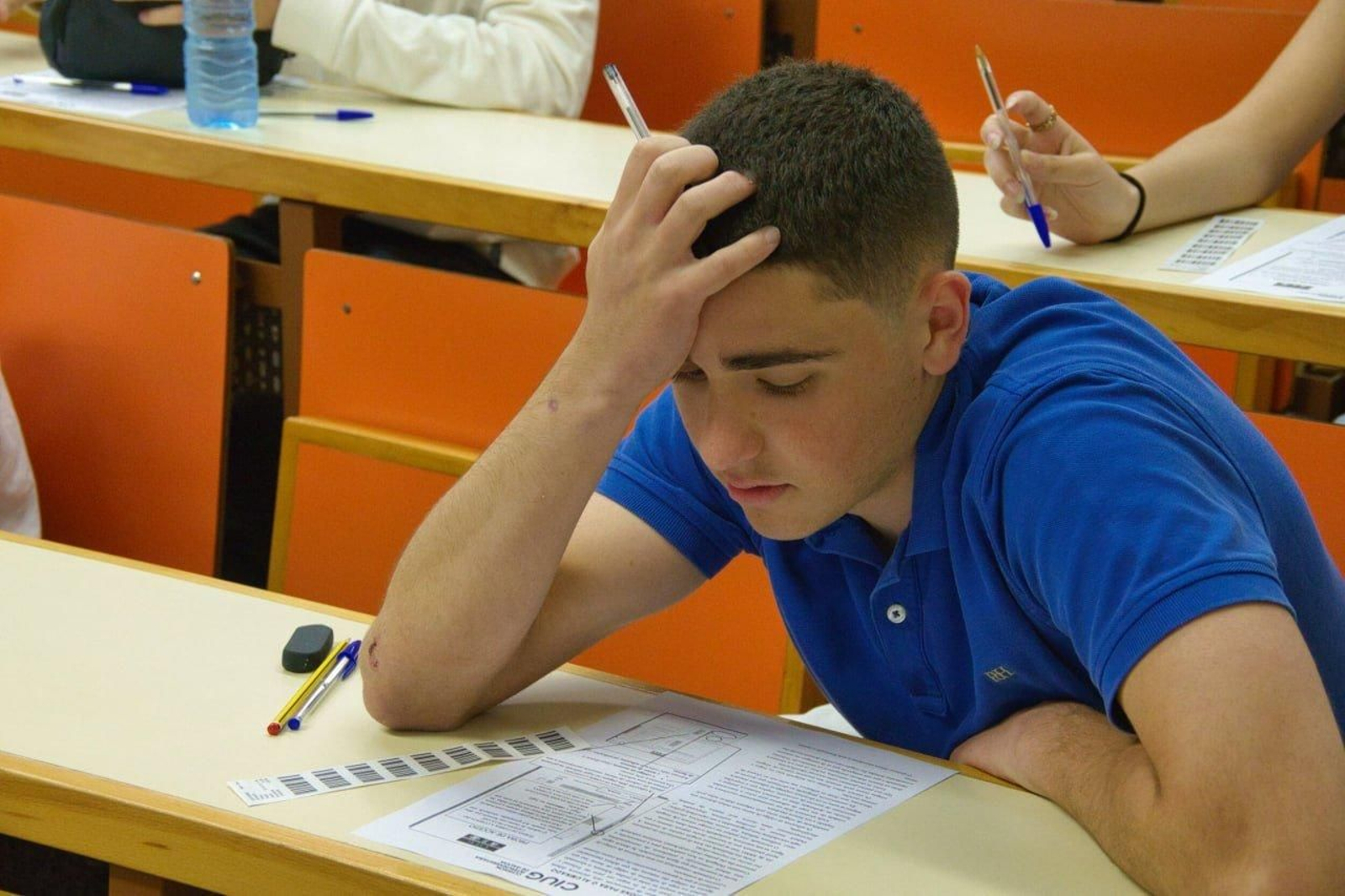 Un alumno con cara de desesperación ante las preguntas.