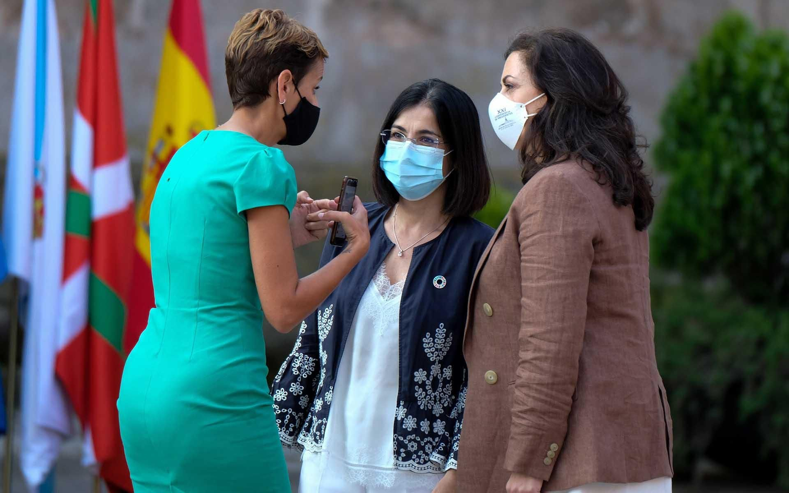La presidenta de Navarra, María Chivite (i), la jefa del Ejecutivo de la Rioja, Concha Andreu (d), anfitriona de la conferencia, y  la ministra de Política Territorial, Carolina Darias. EFE/ABEL ALONSO