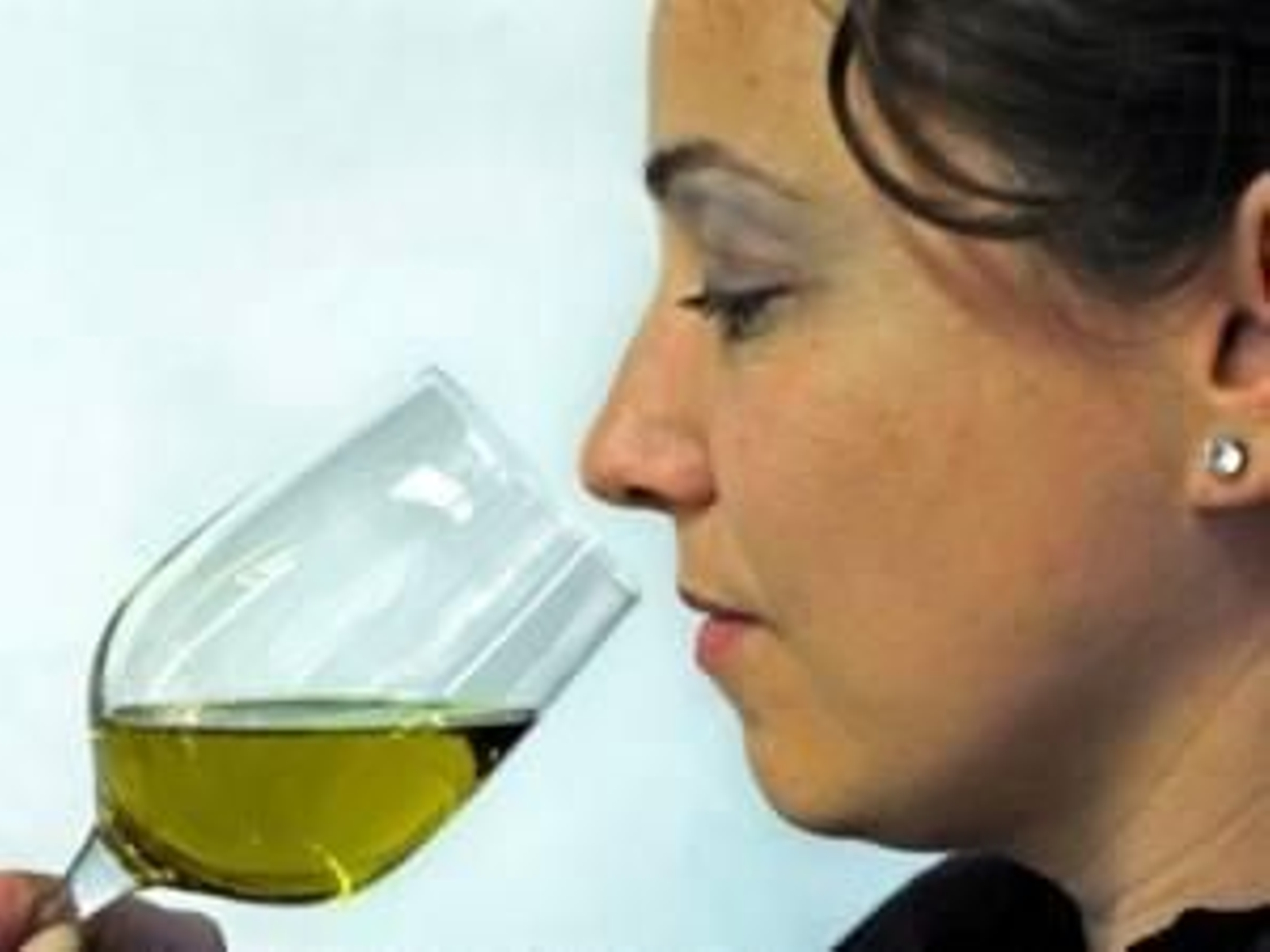 Una mujer catando aceite.