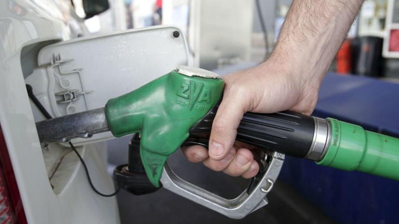 Un usuario de una estación de servicio reposta combustible para su vehículo.