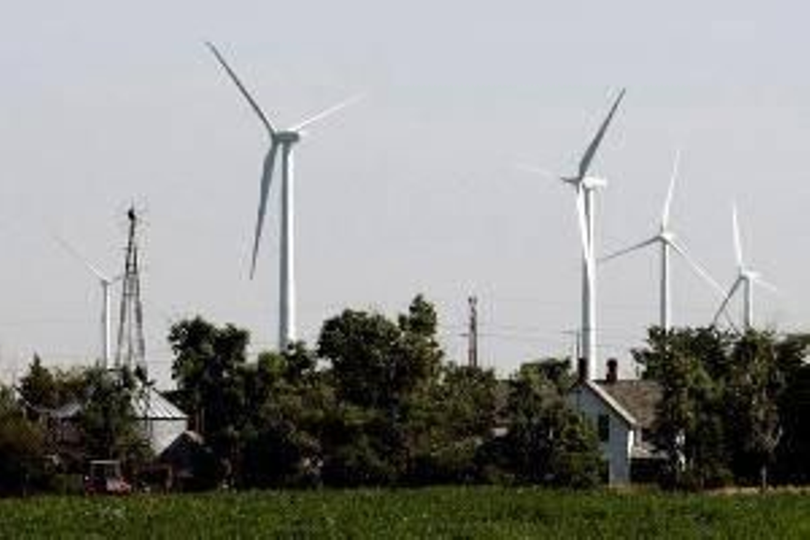 Varios aerogeneradores.