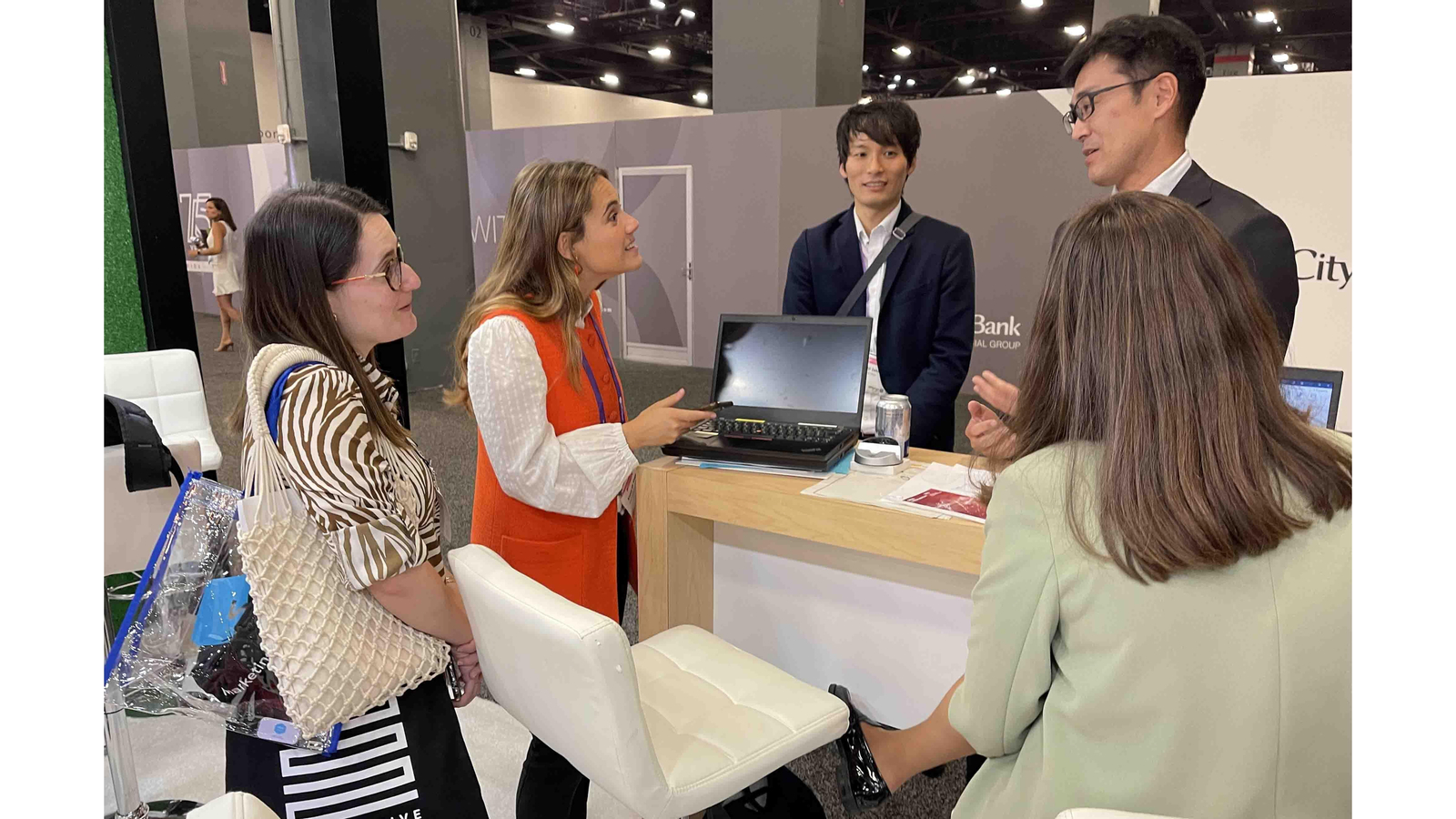 Representantes de empresas españolas conversan en el eMerge Americas, en el Centro de Convenciones de Miami Beach, Florida (EEUU). EFE/ Antoni Belchi
