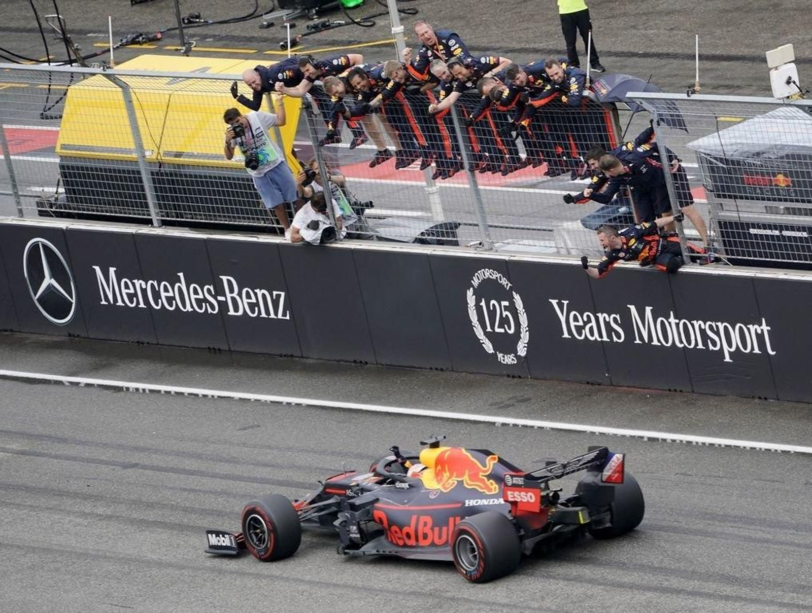Verstappen, entrando en meta.