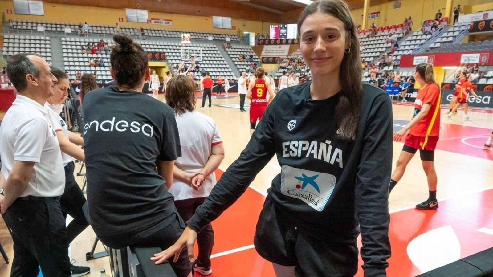 La pívot del Valencia Basket sonríe desde la esquina en la que presenció el España-China en As Travesas.