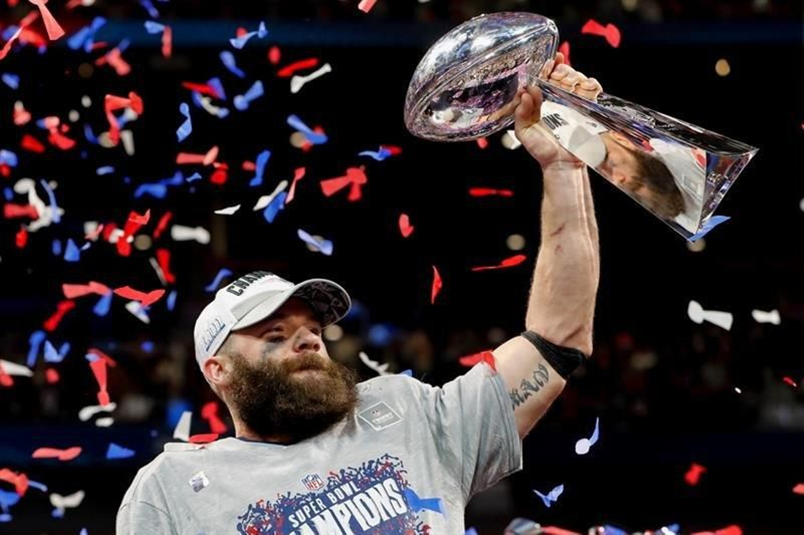 Julian Edelman, jugador de los New England Patriots, con el Trofeo Vince Lombardi