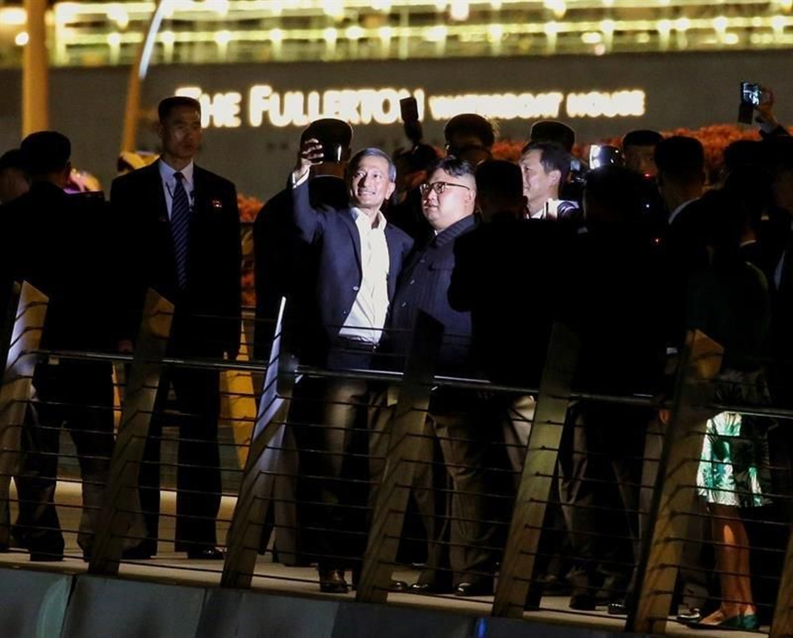 Kim Jong-un y el ministro de Exteriores de Singapur, Vivian Balakrishnan, haciéndose un selfie.