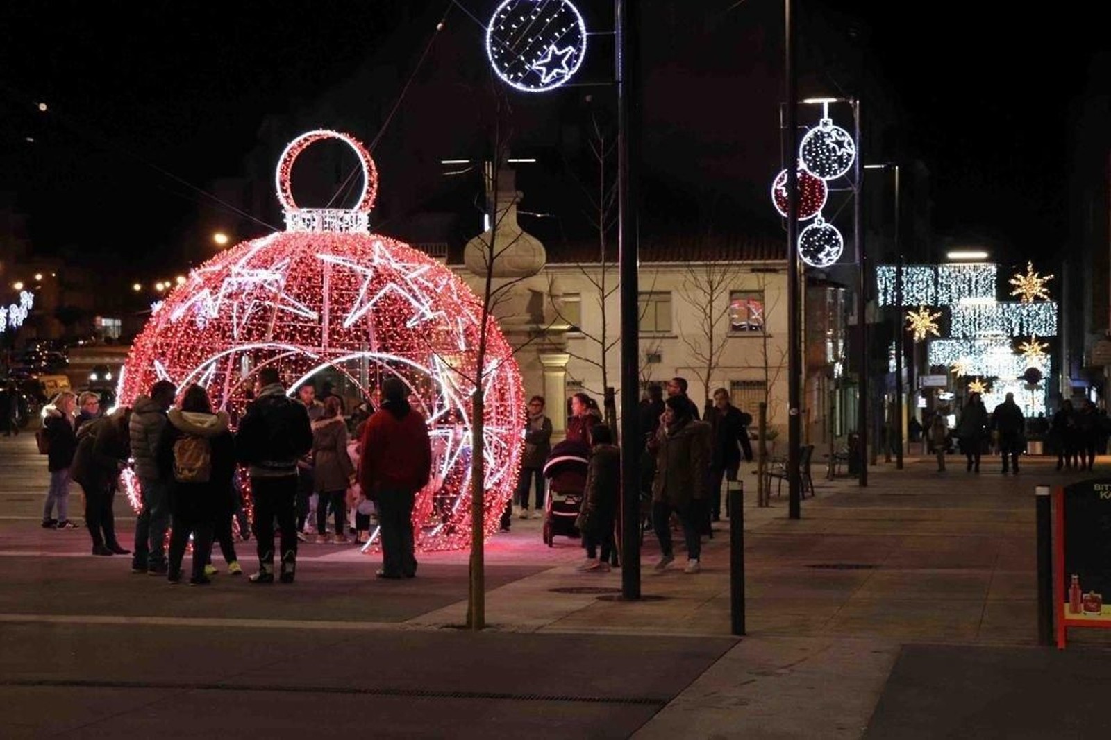A Guarda cuenta con una gran bola de luz instalada en la céntrica plaza de Avelino Vicente, que es ya una de sus principales atracciones.