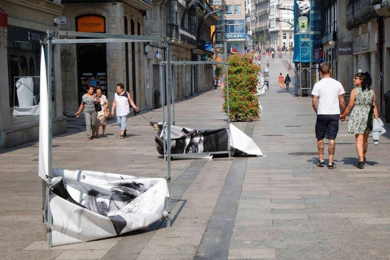 Es la tercera noche en la que los paneles con las fotos de Javier Teniente aparecen destrozados.