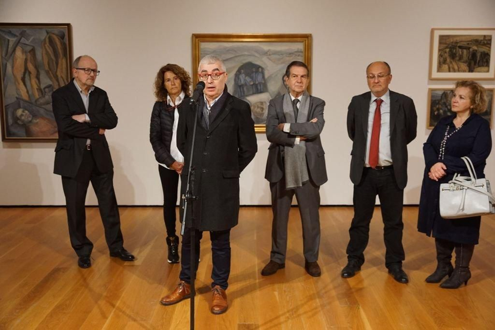 Miguel Fernández-Cid, Alba Corral, Abel Caballero, atendiendo la explicación del comisario Carlos L. Bernárdez.