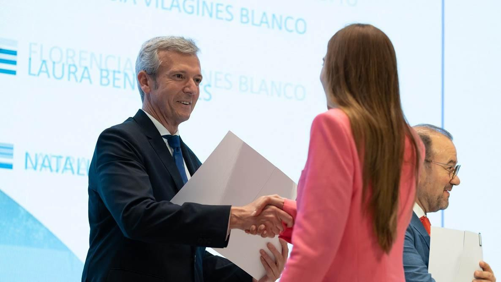 O presidente da Xunta, Alfonso Rueda, acompañado polo secretario xeral da Emigración, Antonio Rodríguez Miranda, participa no encontro cos beneficiarios das Bolsas de Excelencia Mocidade Exterior (Beme). Edificio Fontán, Santiago de Compostela, 17/06/22.
