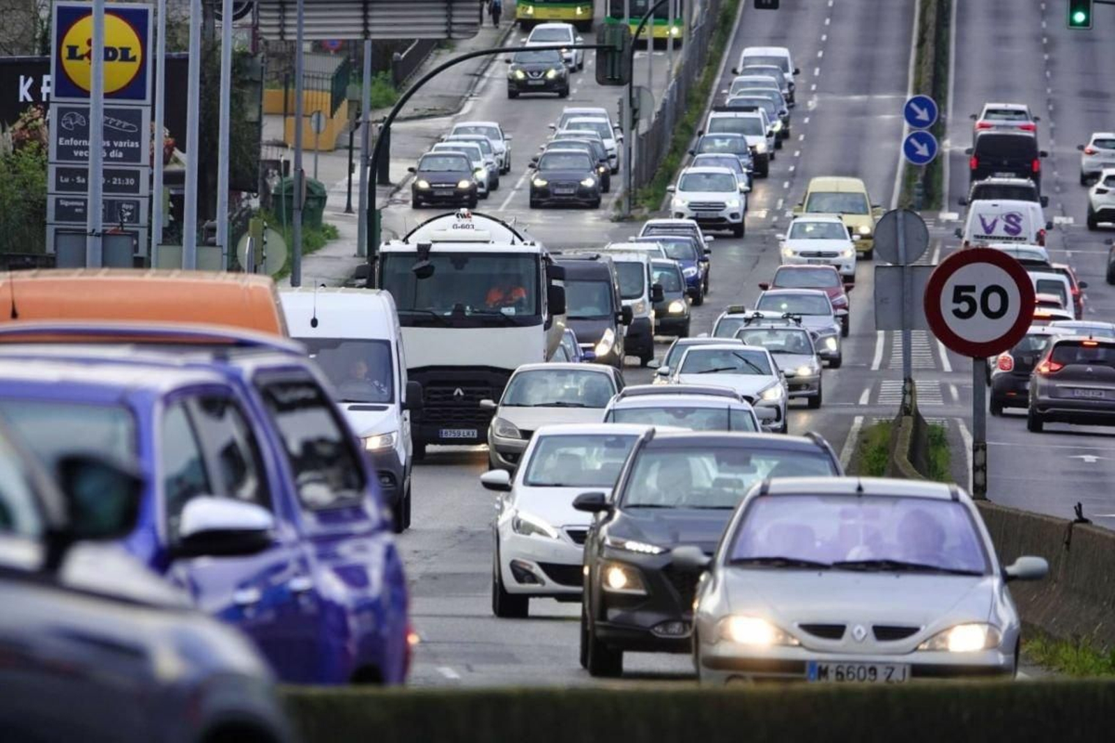 Vehículos circulando por la Avenida de Madrid, que sigue a la espera de ser reformada.