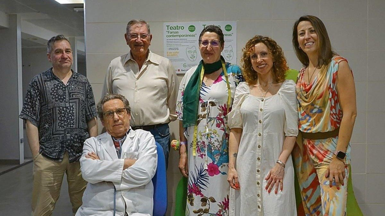 Parte del elenco de actores con José Antonio Arbe (sentado) en el Mercado de O Progreso.