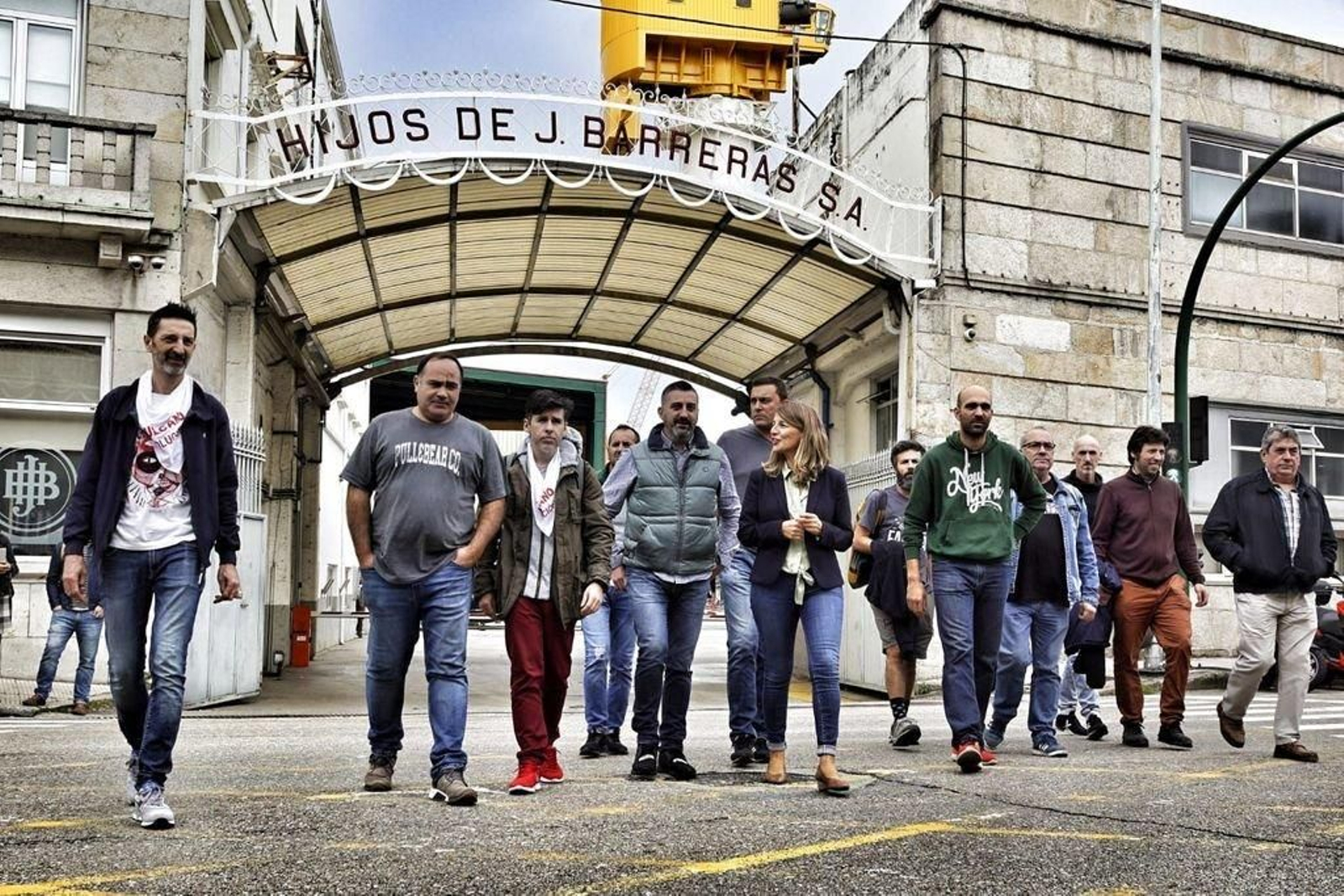 Delegados de CC OO en los astilleros de la Ría con Yolanda Díaz, ayer a las puertas de Barreras.