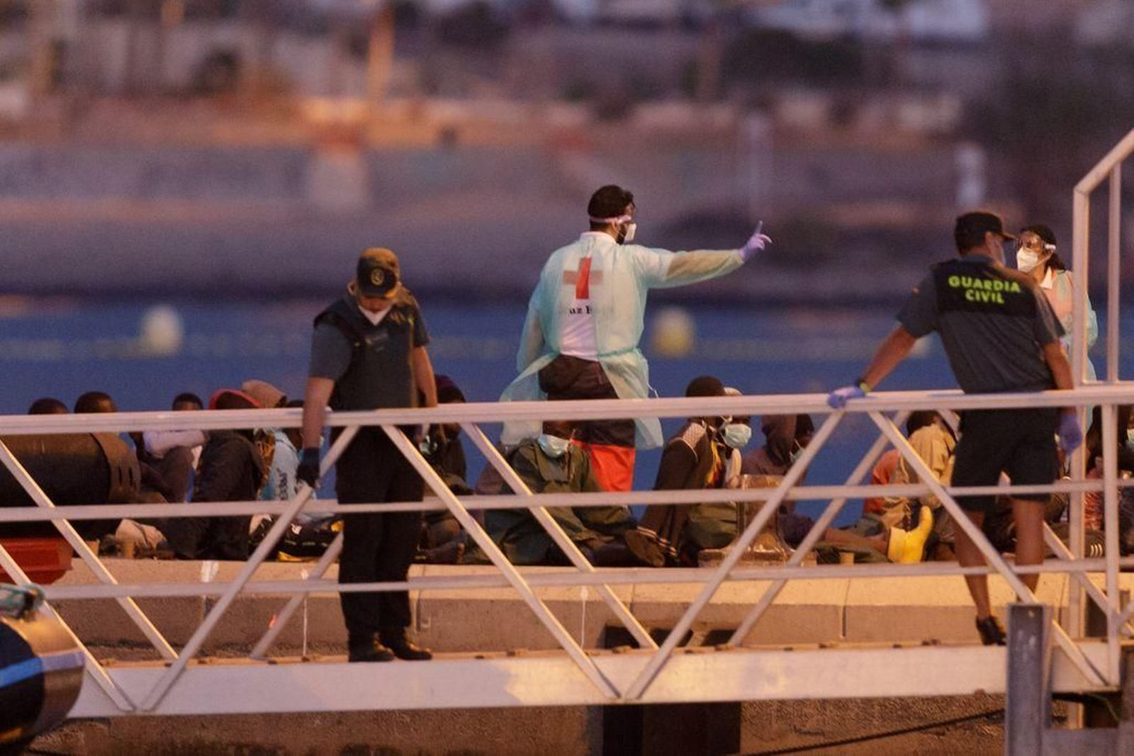 Inmigrantes subsaharianos llegan en una lancha de Salvamento al puerto de Los Cristianos, en Tenerife.