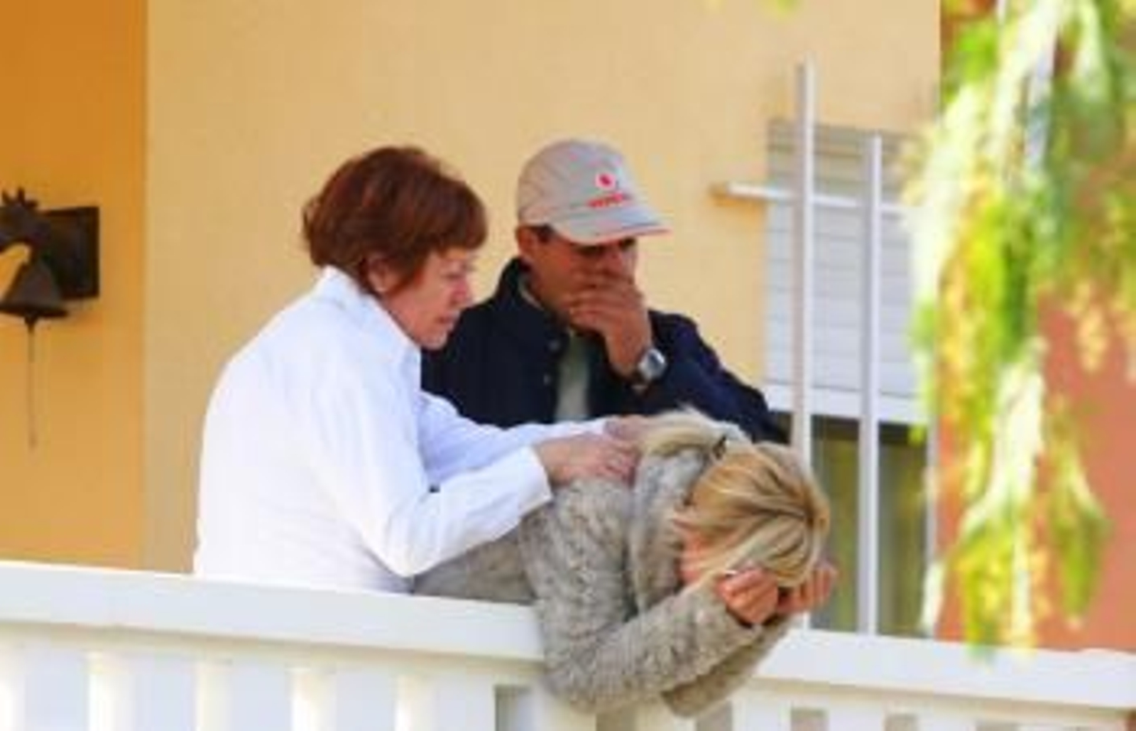 Familiares del matrimonio fallecido esta mañana al incendiarse su chalé en la localidad valenciana de Ribarroja del Turia