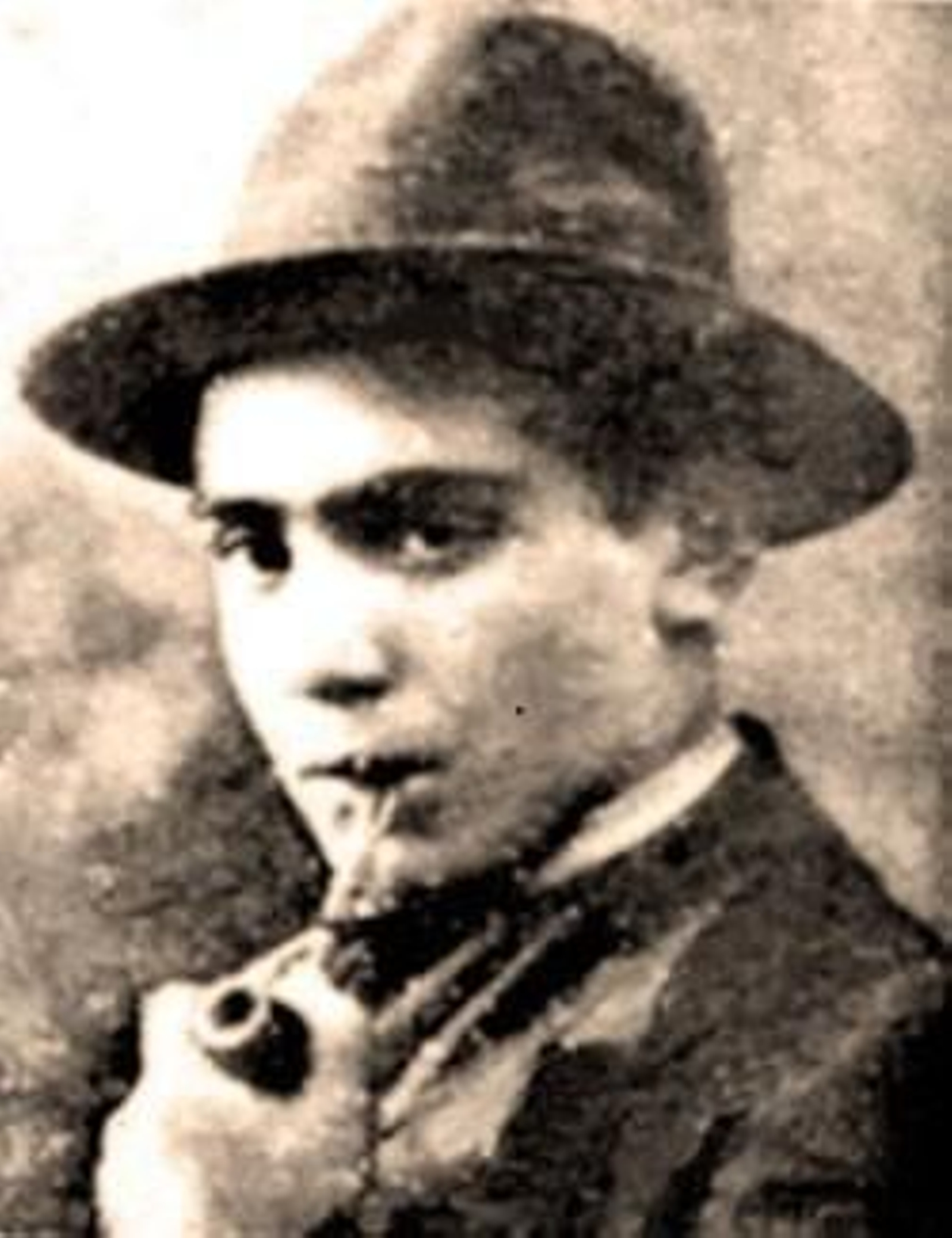 El jóven Xabier Bóveda fumando en pipa