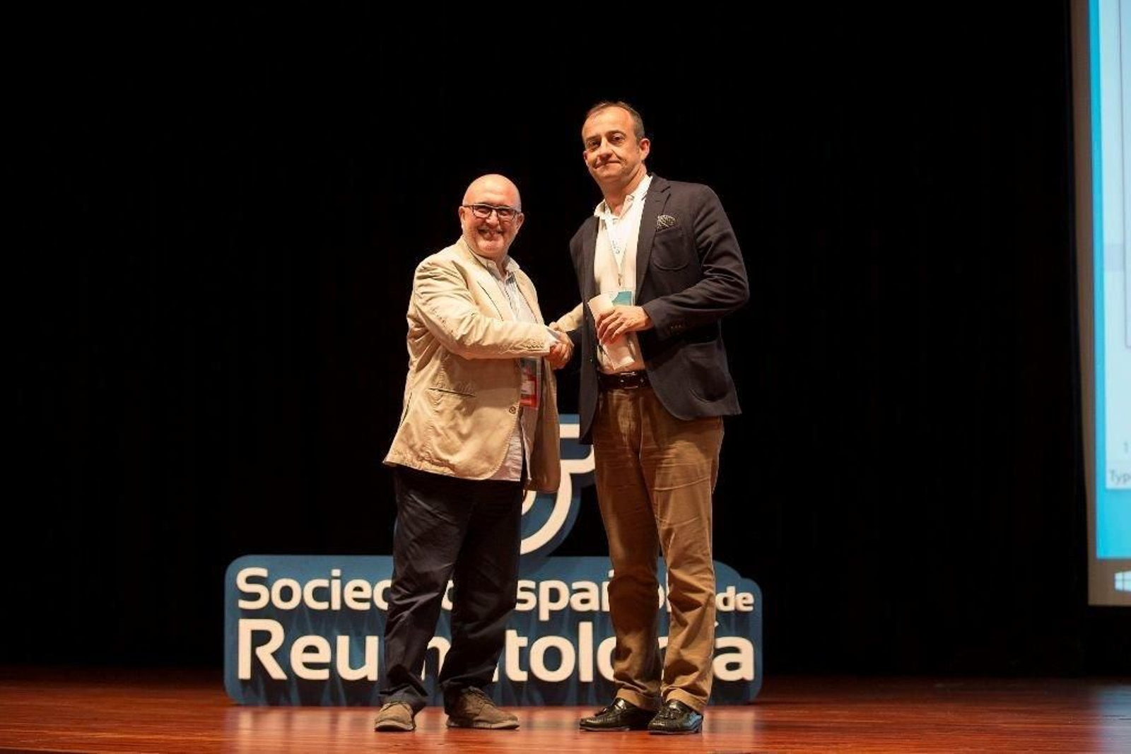 El doctor José María Pego, en el momento de recoger el premio.