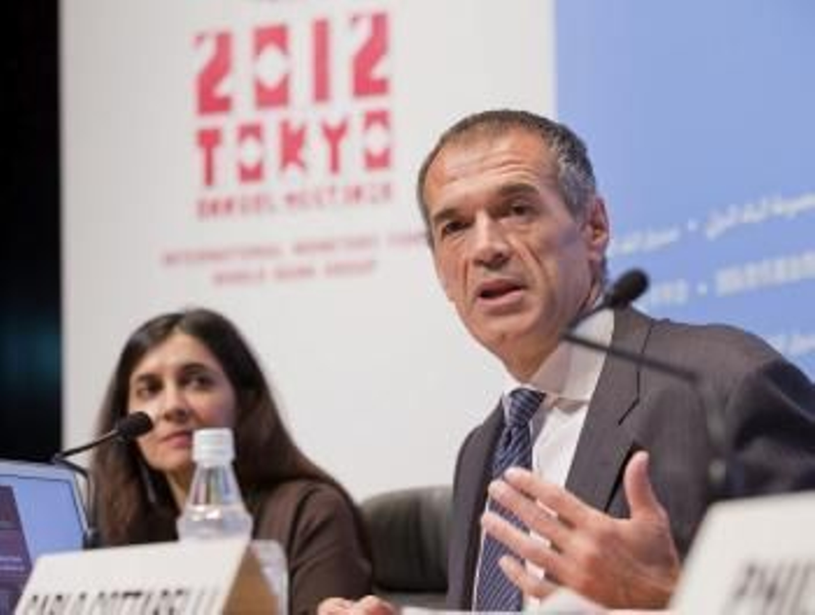 Fotografía facilitada por el Fondo Monetario Internacional (FMI) que muestra al director de su departamento de Asuntos Financieros, Carlo Cottarelli