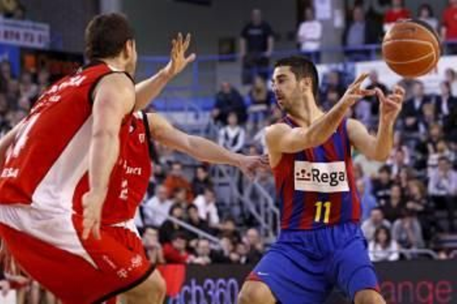 Juan Carlos navarro, escolta del Barcelona, pasa el balón ante dos rivales del Manresa.