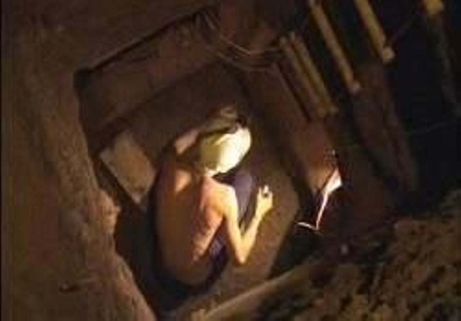 Un hombre en una vivienda ilegal.