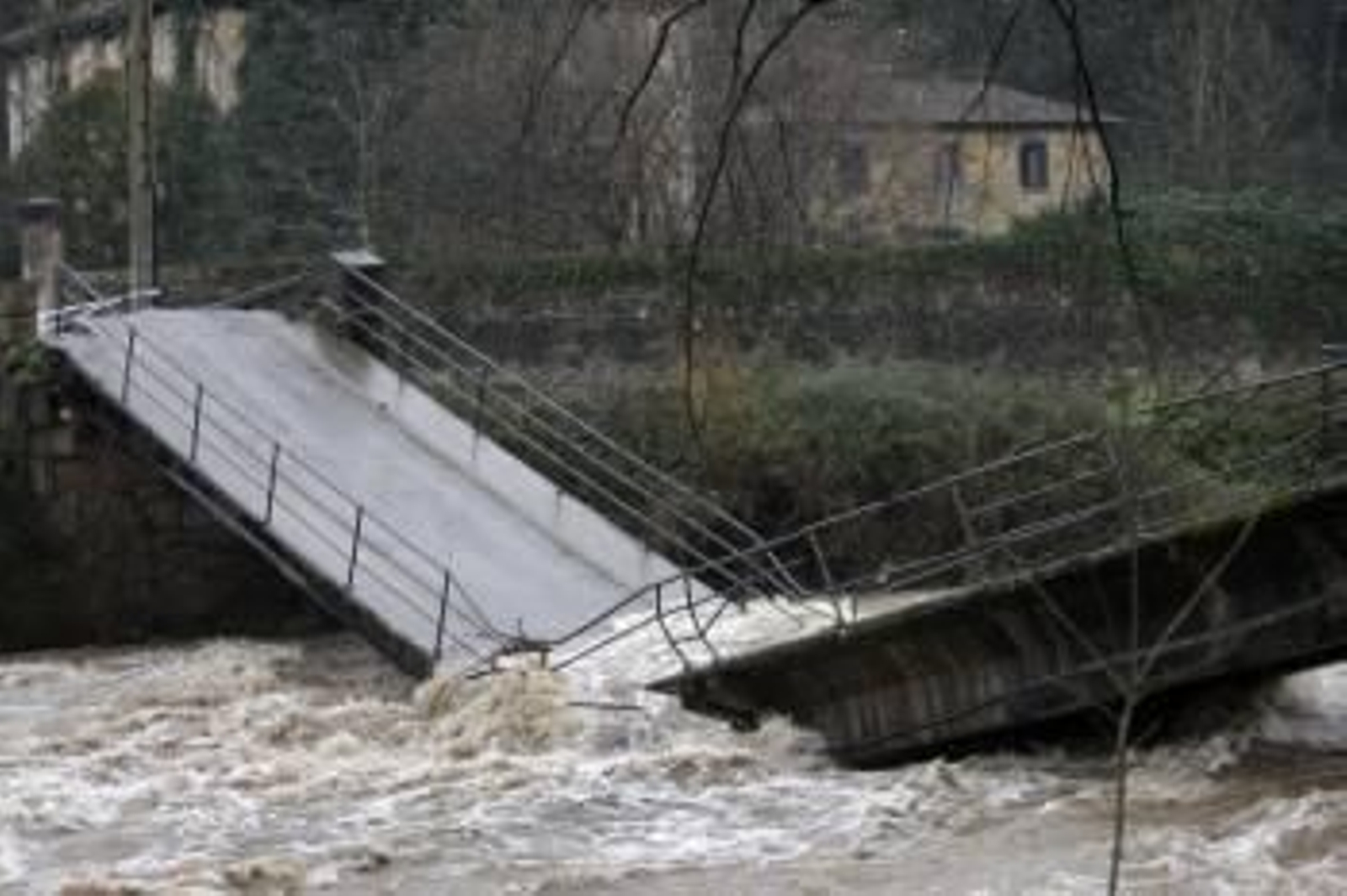 Las fuertes lluvias caídas sobre Asturias han provocado en las últimas horas diversas incidencias, entre las más destacadas el derrumbamiento de parte del puente del río Trubia (Foto: EFE)