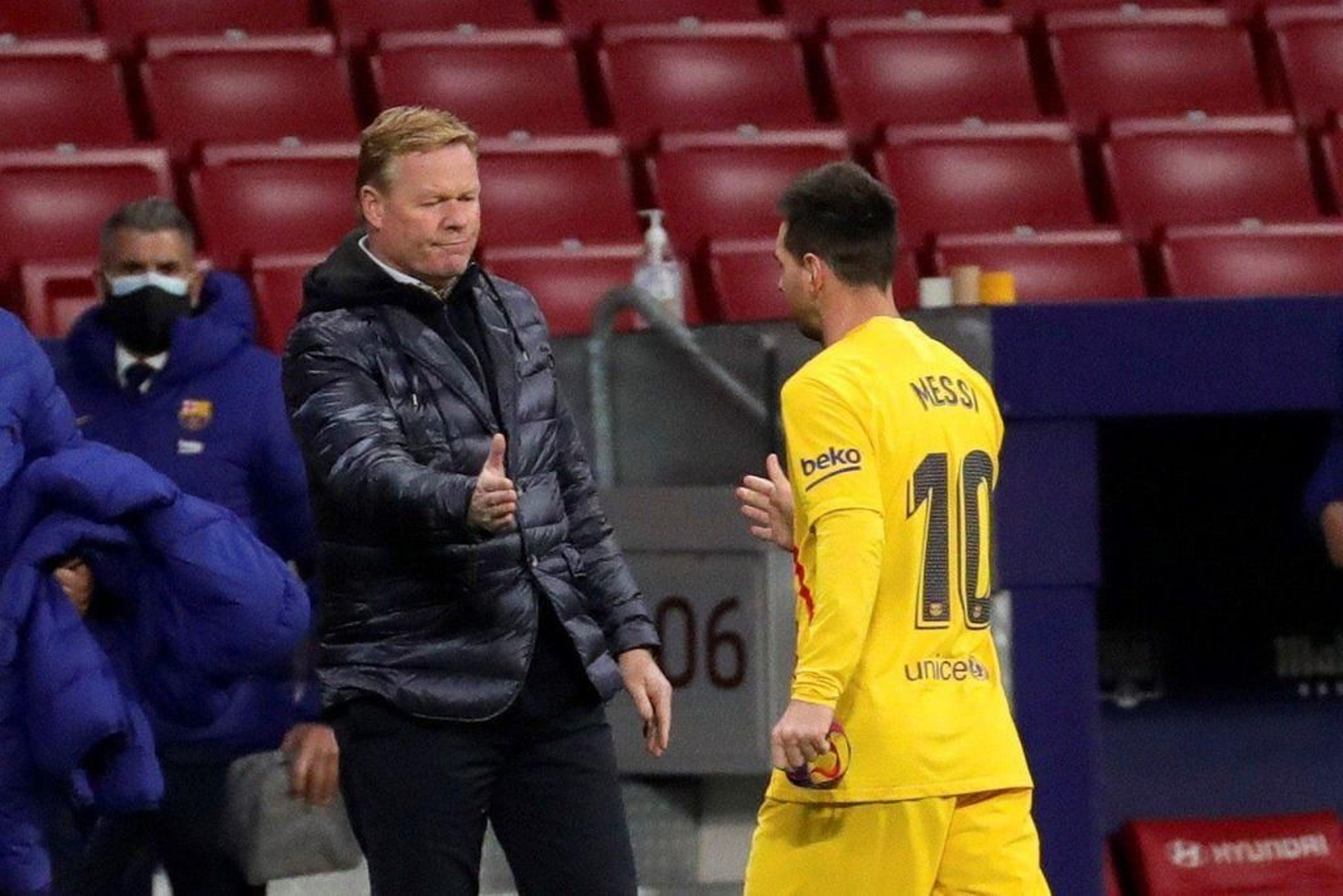 Koeman saluda a Messi en el partido del pasado fin de semana frente al Atlético de Madrid.