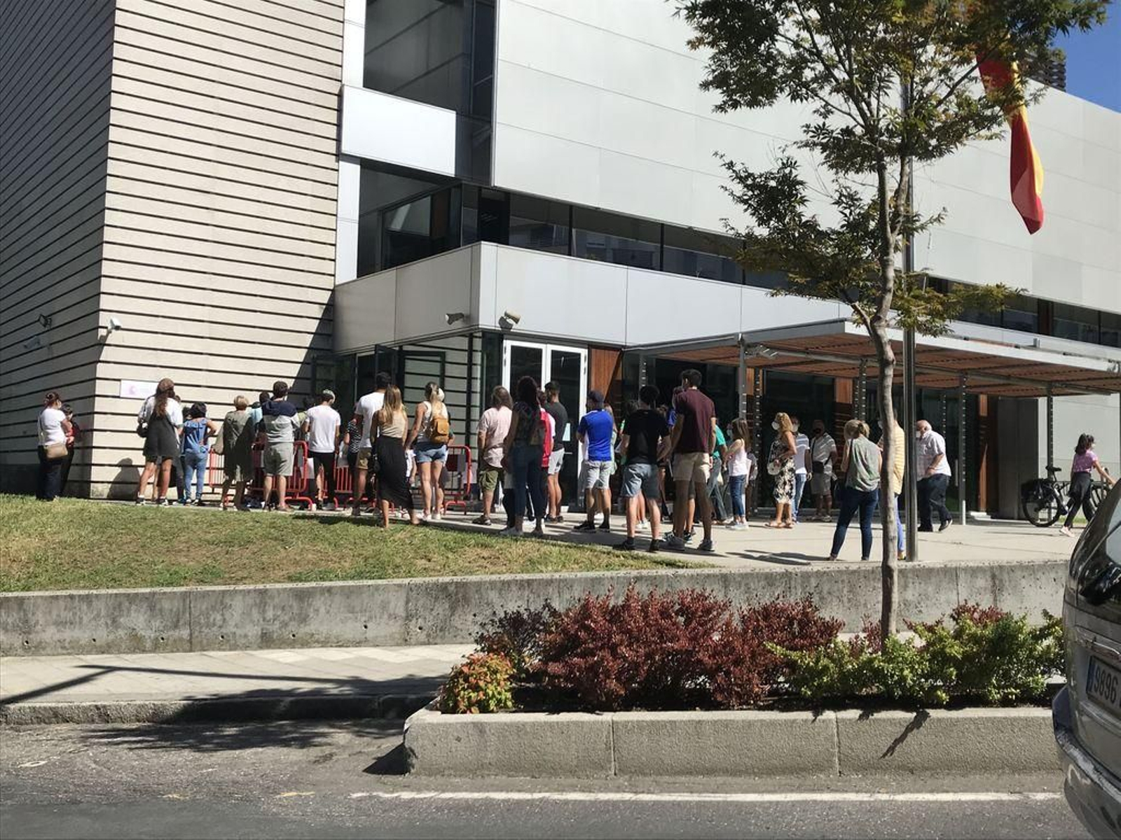 Las colas matinales ante la Comisaría de López Mora van en aumento. Las medidas de restricción de acceso por el covid, las limitaciones en la sala de denuncias y el incremento de trámites genera imágenes como ésta, tomada ayer.