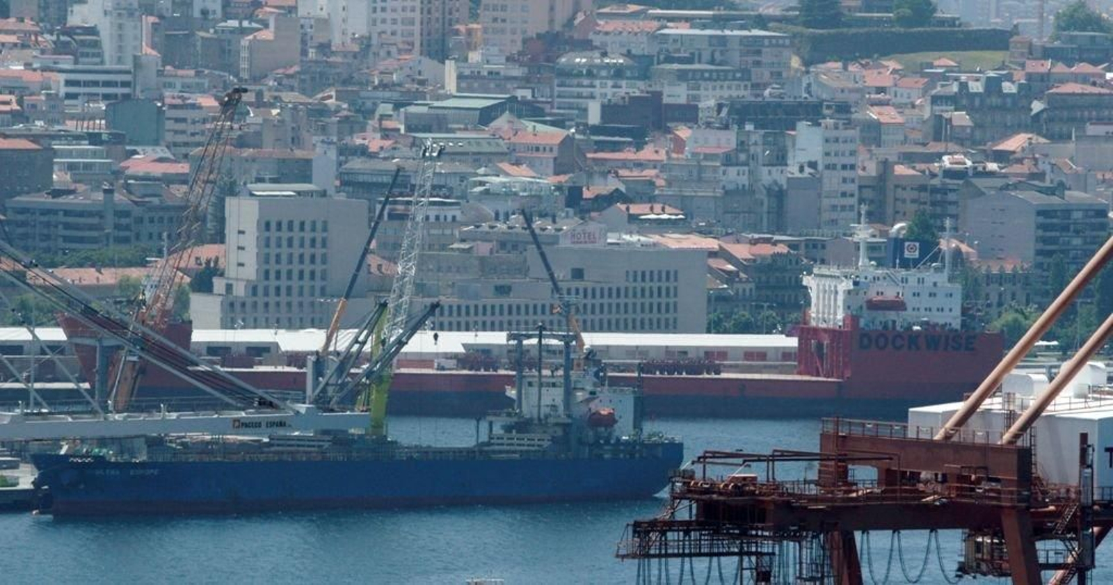 El buque "Swan" ayer en el muelle de Comercio donde cargó las piezas soldadas por Freire.