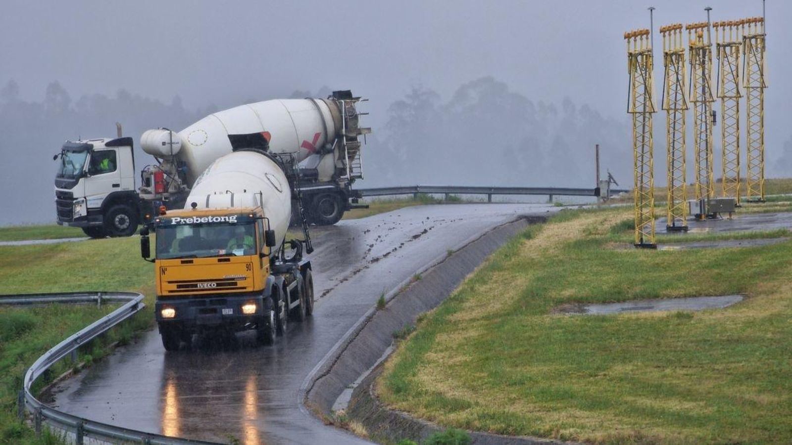 Dos camiones de gran capacidad circulan por los aledaños de la pista de Peinador.