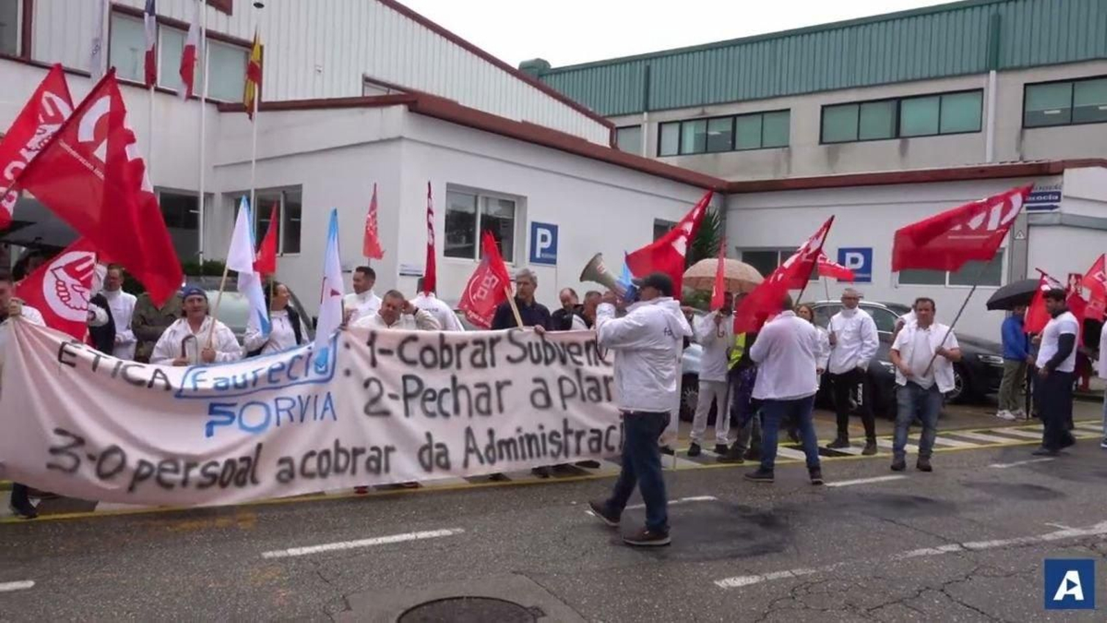 Trabajadores  en una concentración tras el cese de la actividad.