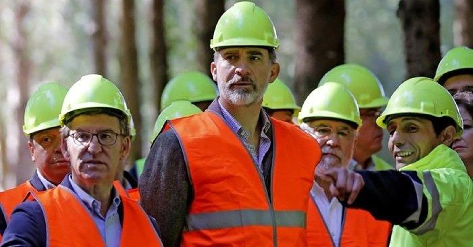 El Rey Felipe VI (c), el ministro de Agricultura y Pesca Luís Planas (i), y el presidente de la Xunta, Alberto Núñez Feijóo en un bosque