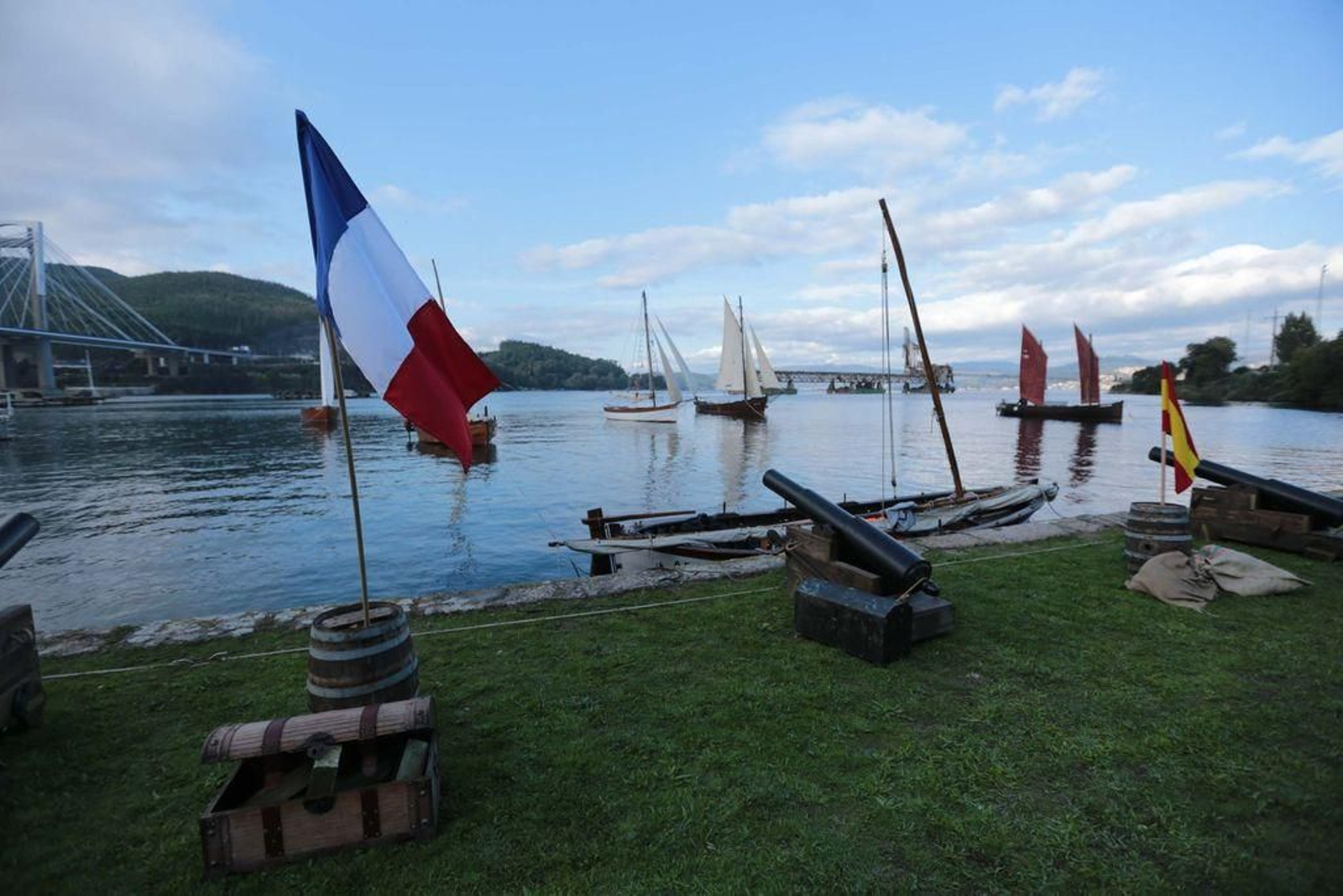 Los barcos tradicionales llegados al muelle del Meirande desde la villa de Bouzas fueron uno de los grandes reclamos de la jornada. Las embarcaciones serían las principales protagonistas de la batalla naval que se representó después como paso previo al espectáculo de pirotecnia que iluminó el fondo de la ría al caer la noche.