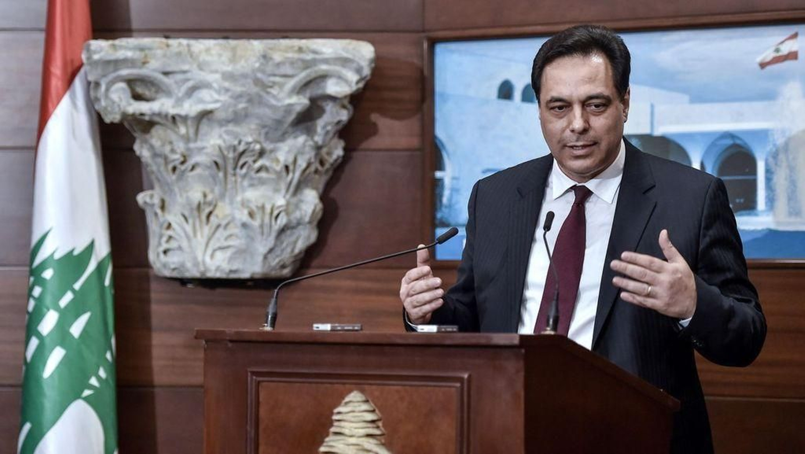 El primer ministro de Líbano, Hasán Diab, en su comparecencia de ayer anunciando su dimisión.