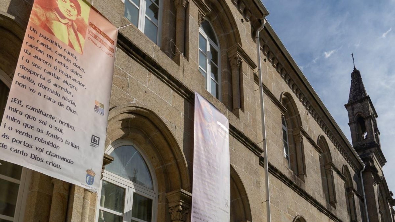 Lonas con poemas de Rosalía en el edificio Francisco Sánchez, en Tui.