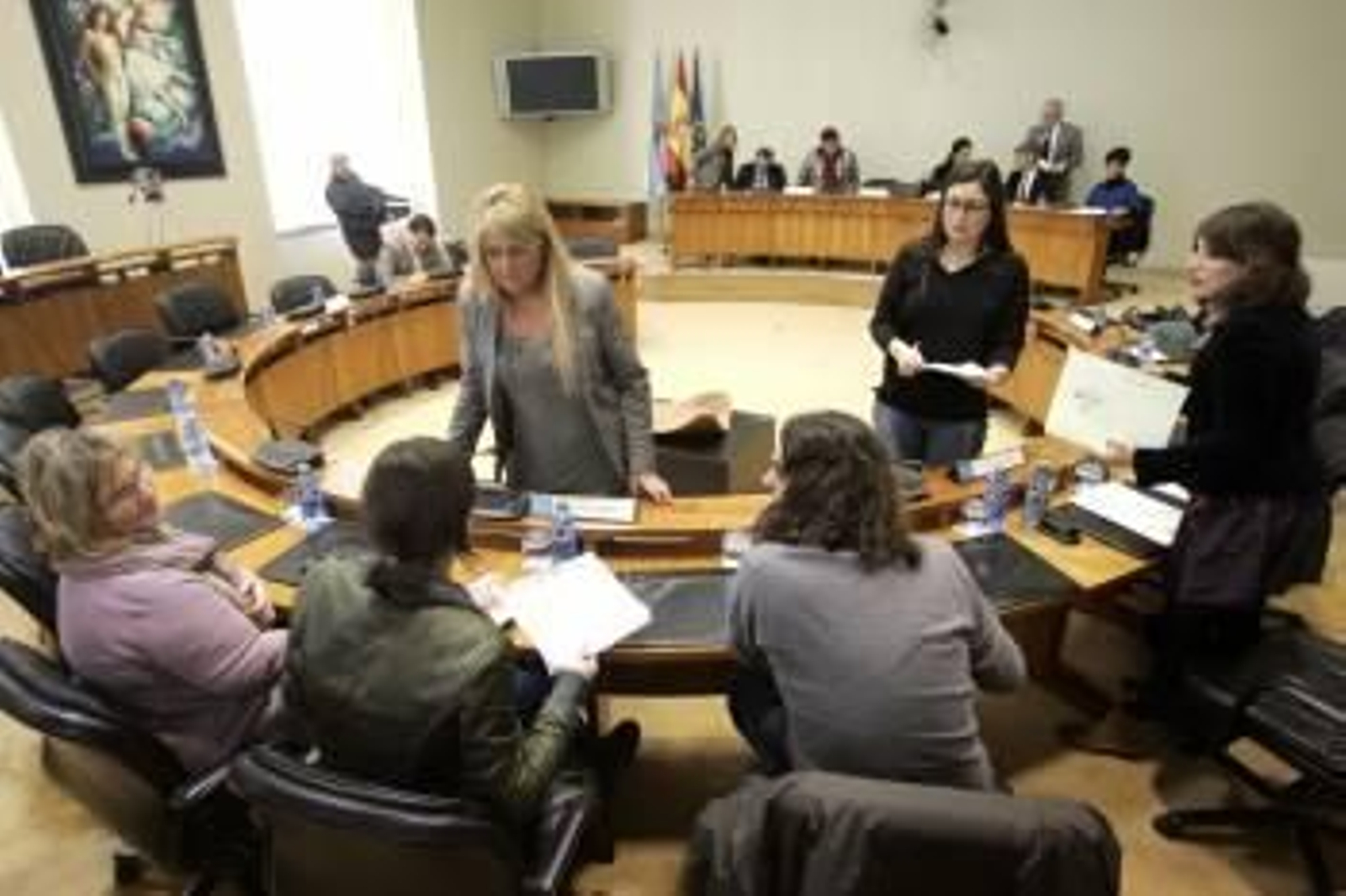 Los miembros de la comisión, durante un encuentro mantenido el pasado 14 de marzo.  (Foto: XOÁN REY)